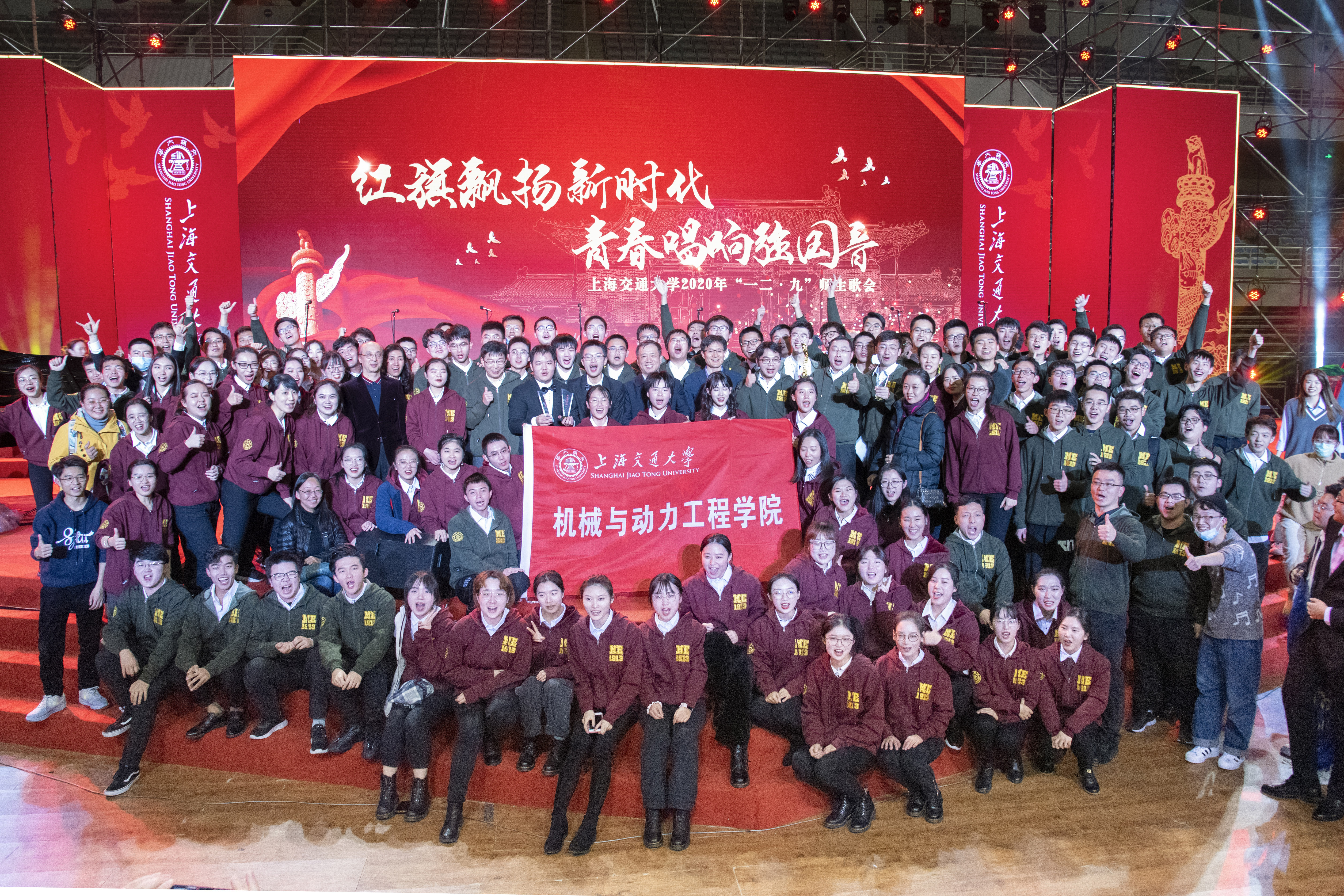 1752027671351437.jpg 20. 師生合唱團(tuán)獲校“一二·九”歌會(huì)金獎(jiǎng).jpg