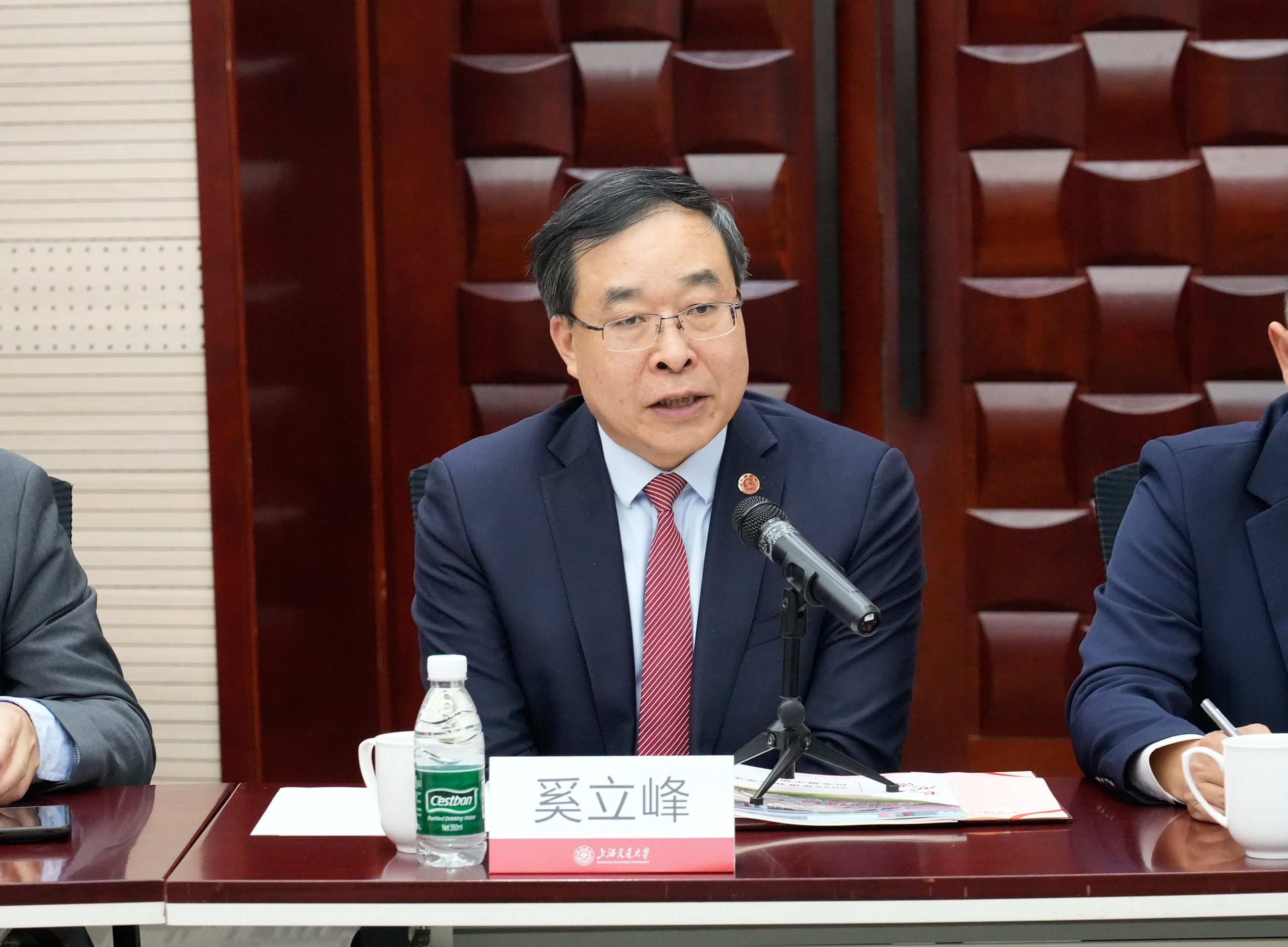 1766458584679854.jpg 圖10-奚立峰講話.jpg