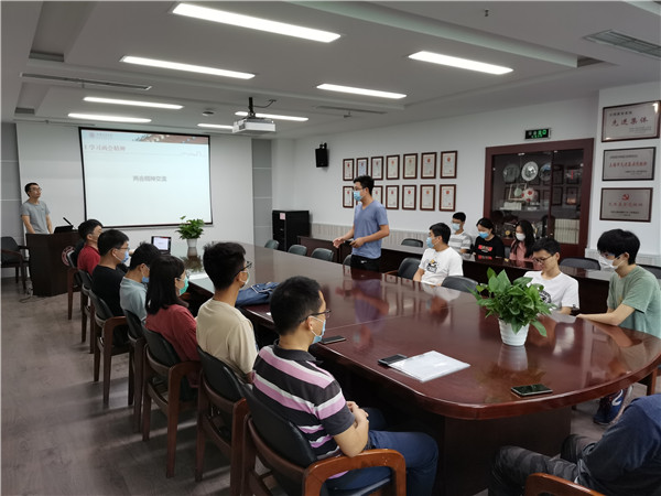 1593147527828878.jpg 3黨員交流兩會精神.jpg