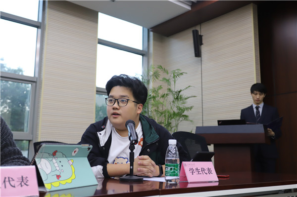 圖1 學(xué)生代表建言獻(xiàn)策.jpg