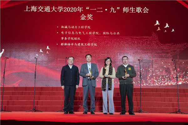 圖1 張文明老師領(lǐng)獎(jiǎng)?wù)掌?jpg