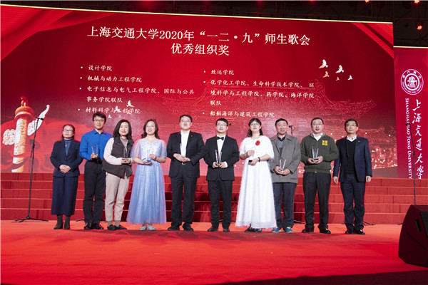 圖2 張文明老師領(lǐng)獎(jiǎng)?wù)掌?jpg