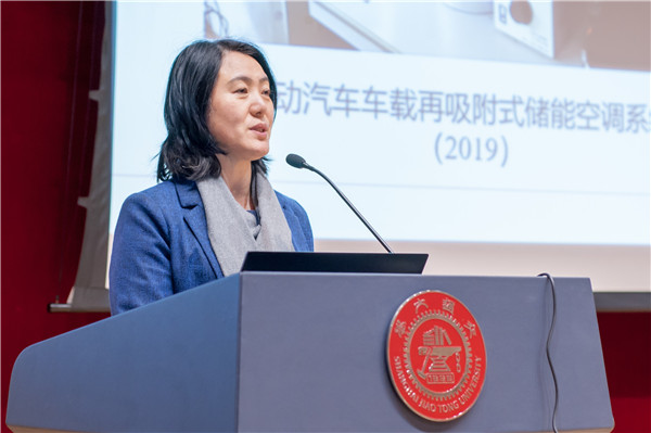 1616482899672074.jpg 圖2 王麗偉進(jìn)行項(xiàng)目分析.jpg