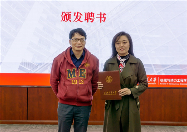 圖四 彭志科院長為合唱團(tuán)藝術(shù)指導(dǎo)譚雅如頒發(fā)聘書.jpg