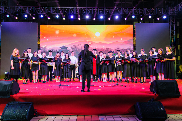 圖8 師生合唱團表演.jpg