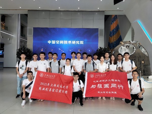 圖8 展覽館合影.jpg