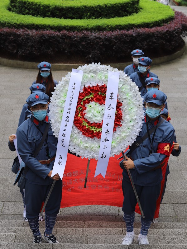 1628153095259530.jpg 圖14 實踐團向革命先烈敬獻花圈.jpg