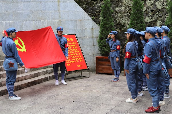 1628153125373340.jpg 圖16 實踐團重溫入黨誓詞.jpg