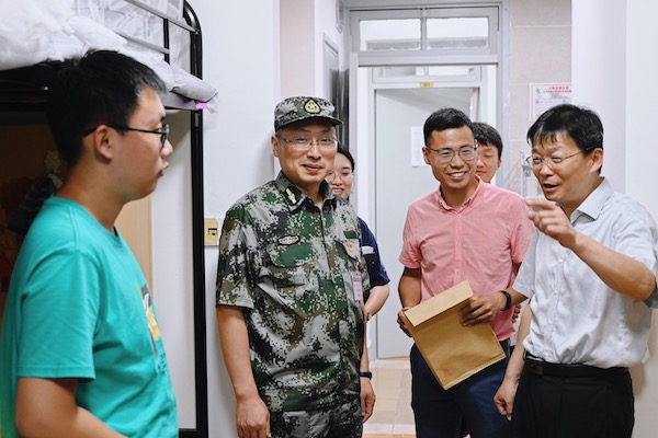 1631180604297298.jpg 圖一 杜朝輝、張文明慰問學(xué)生.jpg