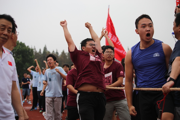 圖3 參賽選手們?cè)诎魏颖荣悇倮髿g呼.JPG