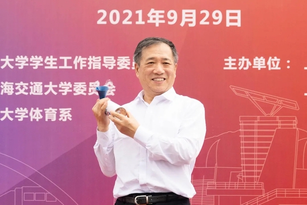 圖4 楊振斌書記為拔河項(xiàng)目冠亞軍決賽鳴號(hào).jpg