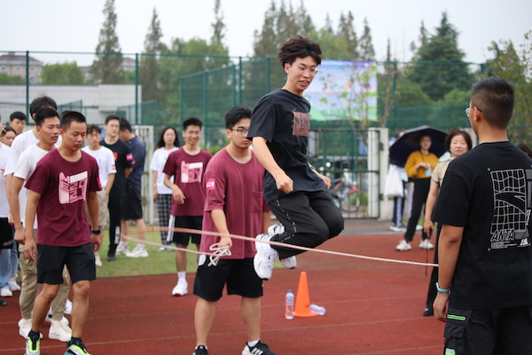 圖8 參賽選手們?cè)谔L繩項(xiàng)目中的英姿.JPG