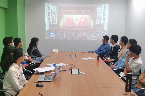 1635749392921596.jpg 圖3 黨支部書記簡夢華帶領(lǐng)支部黨員學(xué)習(xí)習(xí)近平總書記講話.jpg