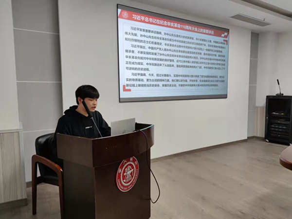 1636014202811669.jpg 圖2-褚嘉燚進(jìn)行黨課分享.jpg