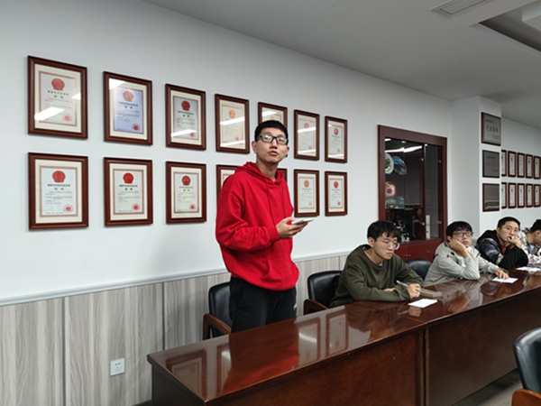 1636014217929584.jpg 圖3-鄧蛟龍同志匯報(bào)個(gè)人情況.jpg