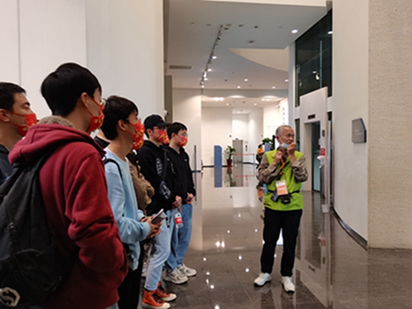 圖3 講解員講解1.jpg