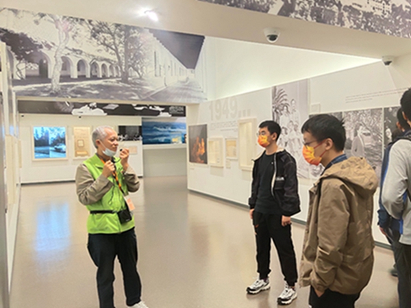 圖3 講解員講解2.jpg