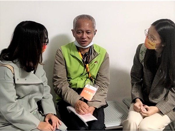 圖4 采訪講解員.jpg