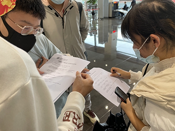 圖5 采訪參觀者1.jpg