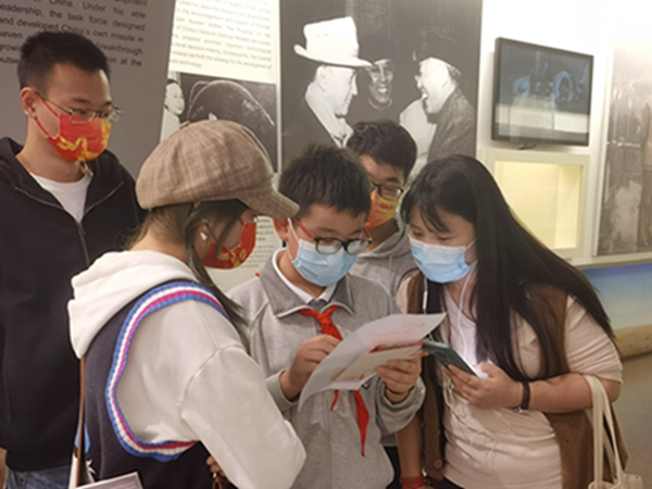 圖5 采訪參觀者2.jpg