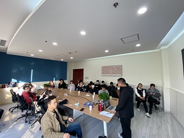 圖3 支部黨員進行理論學(xué)習(xí).jpg