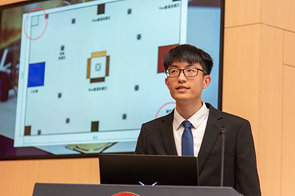 圖二 黃楊陽(yáng)進(jìn)行賽題介紹.jpg