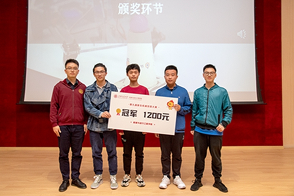 圖五 王國(guó)鋒老師為冠軍戰(zhàn)隊(duì)頒獎(jiǎng).jpg