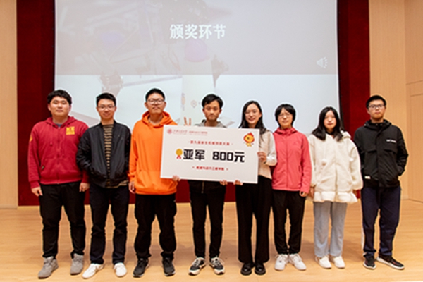 圖六 任子文老師為亞軍戰(zhàn)隊(duì)頒獎(jiǎng).jpg