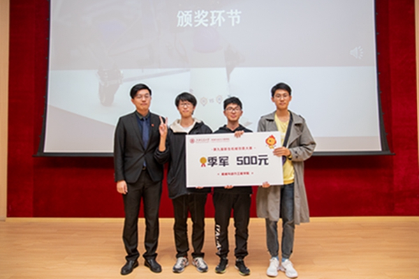 圖七 鄭思航老師為季軍戰(zhàn)隊(duì)頒獎(jiǎng).jpg