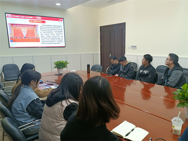 圖2 黨支部書記帶領(lǐng)支部黨員學(xué)習(xí)十九屆六中全會(huì)精神.jpg