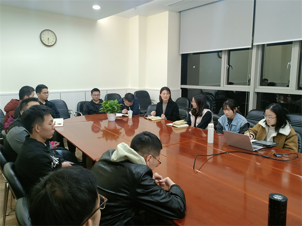 圖3 支部黨員李芹同學(xué)發(fā)表感想.jpg