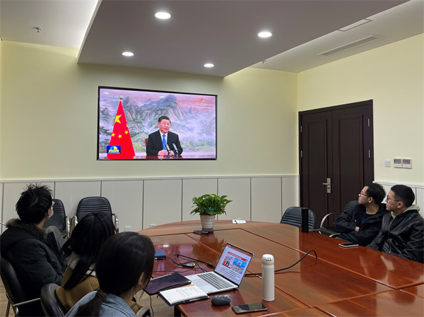 圖4 支部黨員觀看《讓開(kāi)放的春風(fēng)溫暖世界》主旨演講.jpg