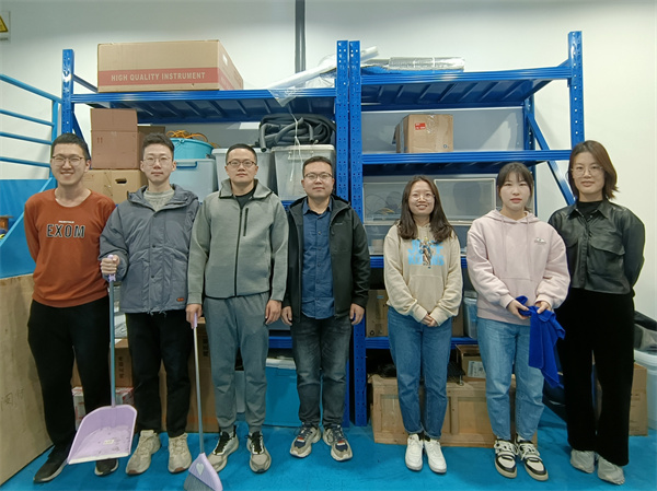 圖3 工熱所董威老師課題組學(xué)生黨員清掃機(jī)械與動力工程學(xué)院C樓152實(shí)驗(yàn)室合影.jpg