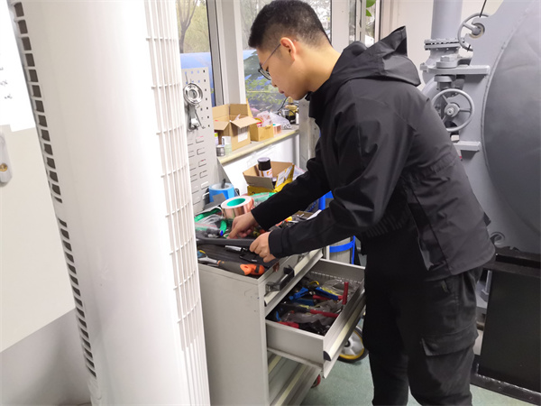 圖4 工熱所馬海騰老師課題組學(xué)生黨員清掃航空航天學(xué)院B127實(shí)驗(yàn)室照片.jpg