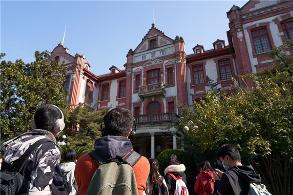 圖1 同學(xué)們參觀老圖書館.jpg