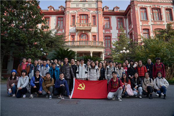 圖4 老圖書館前合影.jpg