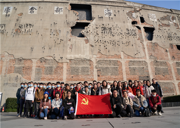 圖5 四行倉(cāng)庫(kù)前合影.jpg