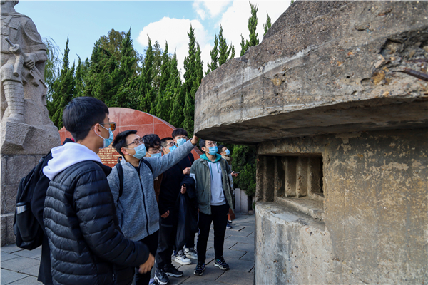 圖2 支部成員查看碉堡現(xiàn)狀.jpg