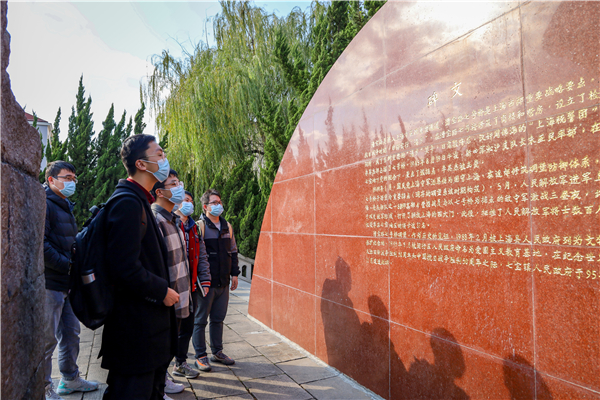 圖3 支部成員閱讀碑文.jpg