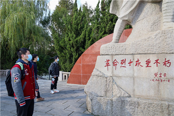 圖4 支部成員瞻仰烈士紀(jì)念碑.jpg