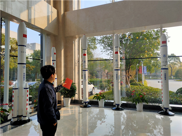 1638963844479319.jpg 圖2 李雙菲工程師介紹運(yùn)載火箭相關(guān)情況.jpg