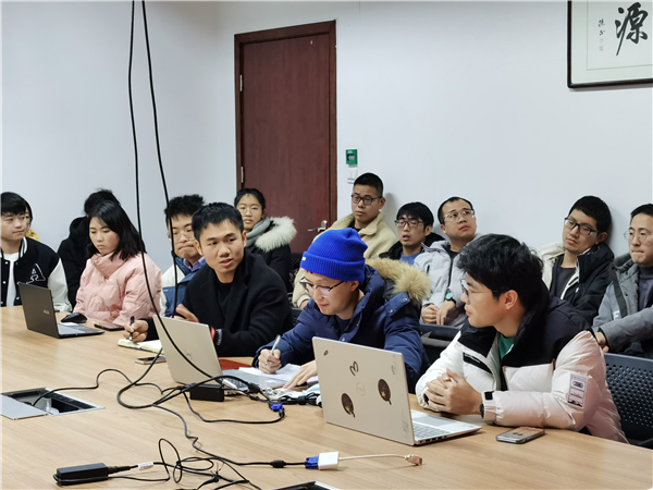 1640673202736649.jpg 圖2-徐德輝為支部做年終總結(jié).jpg