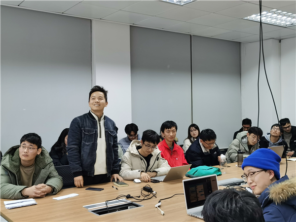 1640673237240883.jpg 圖5-支部成員馬坤峰進(jìn)行民主評(píng)議.jpg