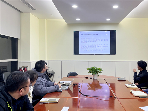 1641352937917023.jpg 圖1 黨支部黨員程顯達(dá)進(jìn)行學(xué)習(xí)分享.jpg