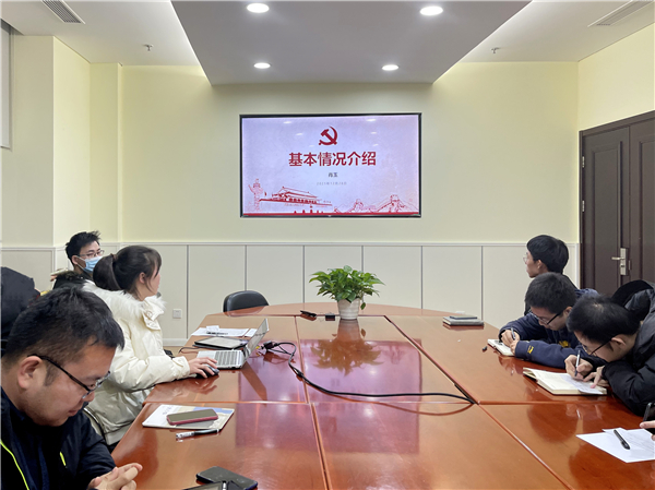 1641352968500426.jpg 圖3 肖玉同學(xué)向支部大會(huì)介紹個(gè)人表現(xiàn).jpg