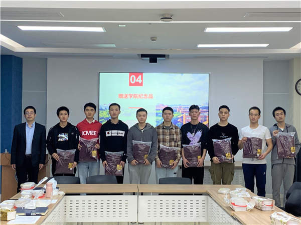 圖2 贈(zèng)送學(xué)院紀(jì)念品.jpg