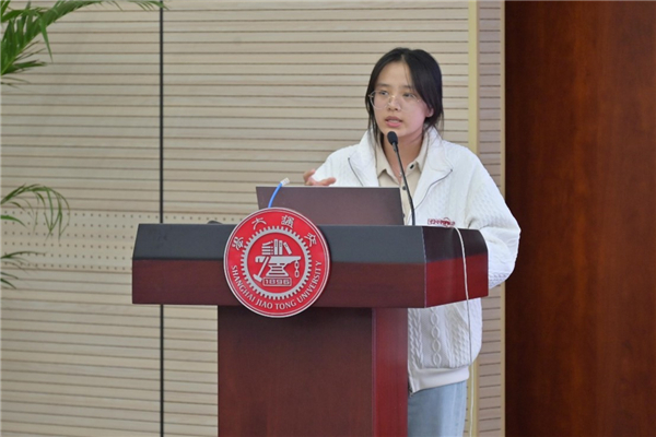 1667143132377197.jpg 圖14 提案人趙冰怡發(fā)言.jpg