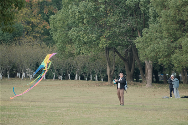 1667873273421362.jpg 圖5營(yíng)員放風(fēng)箏.jpg