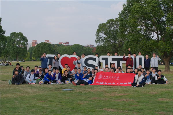 1667873299206829.jpg 圖7草坪合影.jpg