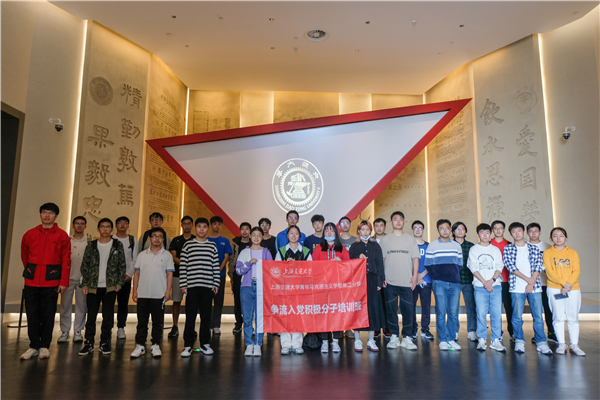 圖1 學(xué)員在雕塑“支點(diǎn)的力量”前合照.jpg